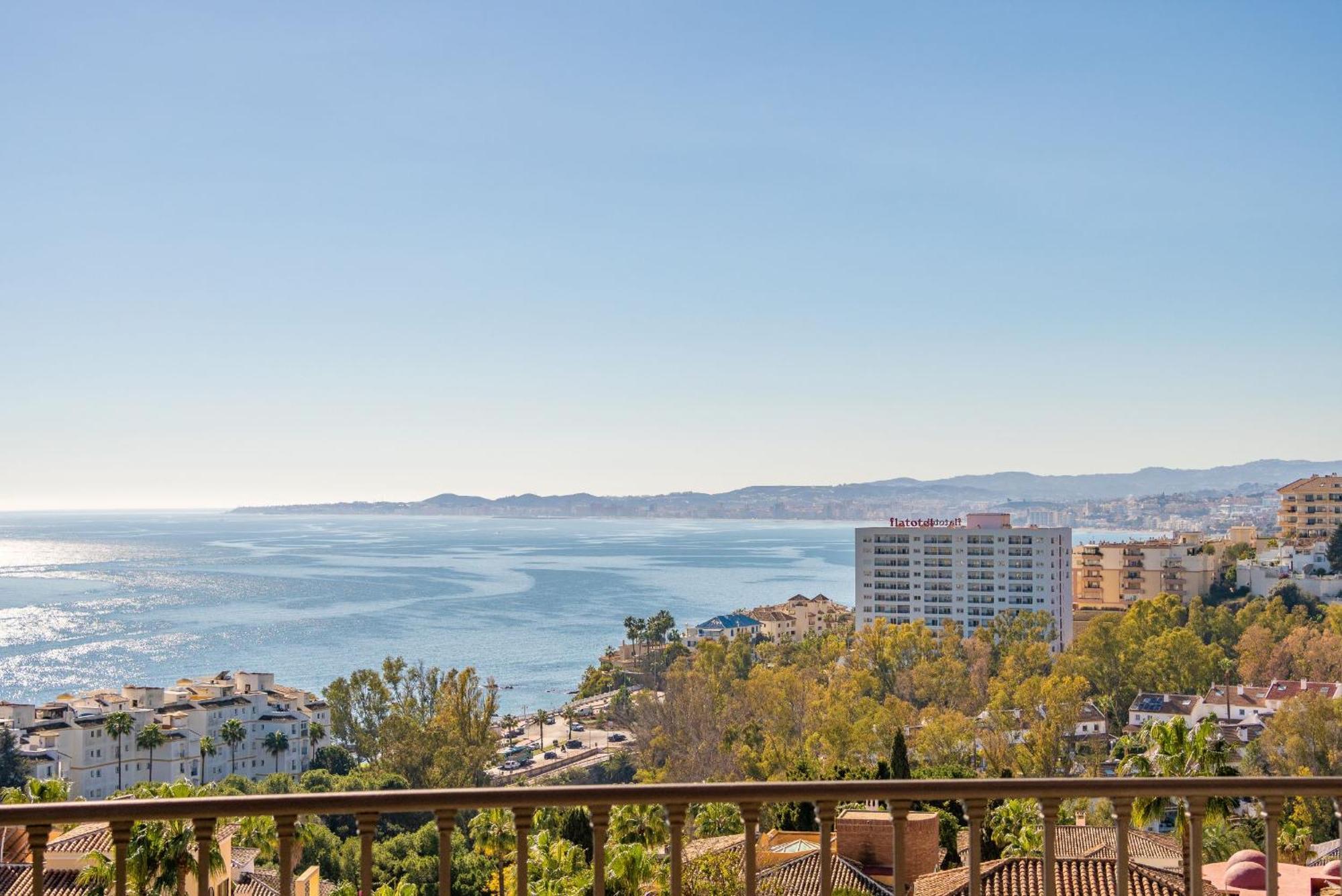 Beachside Villa With Panoramic Sea Views Benalmádena Exteriör bild