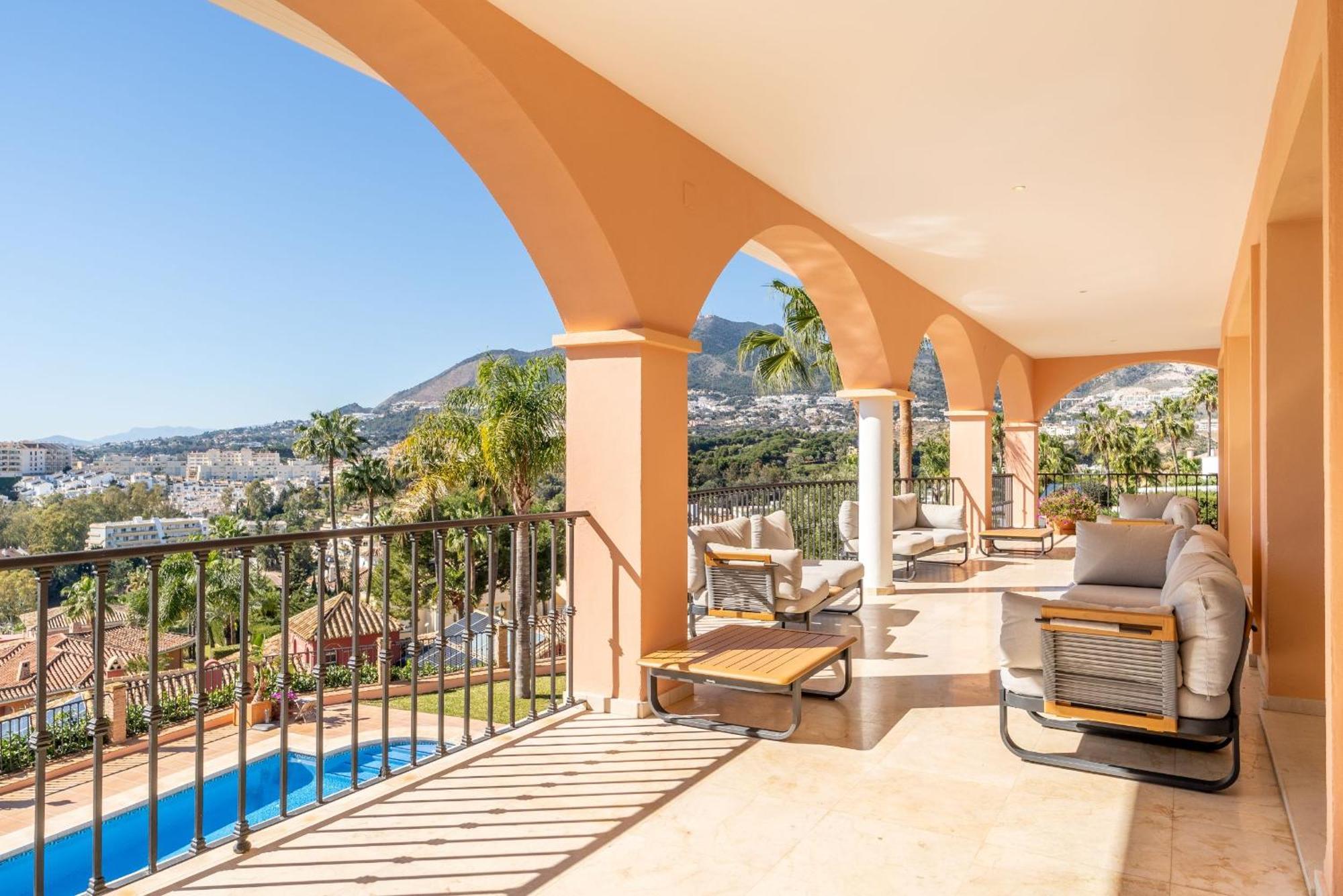 Beachside Villa With Panoramic Sea Views Benalmádena Exteriör bild