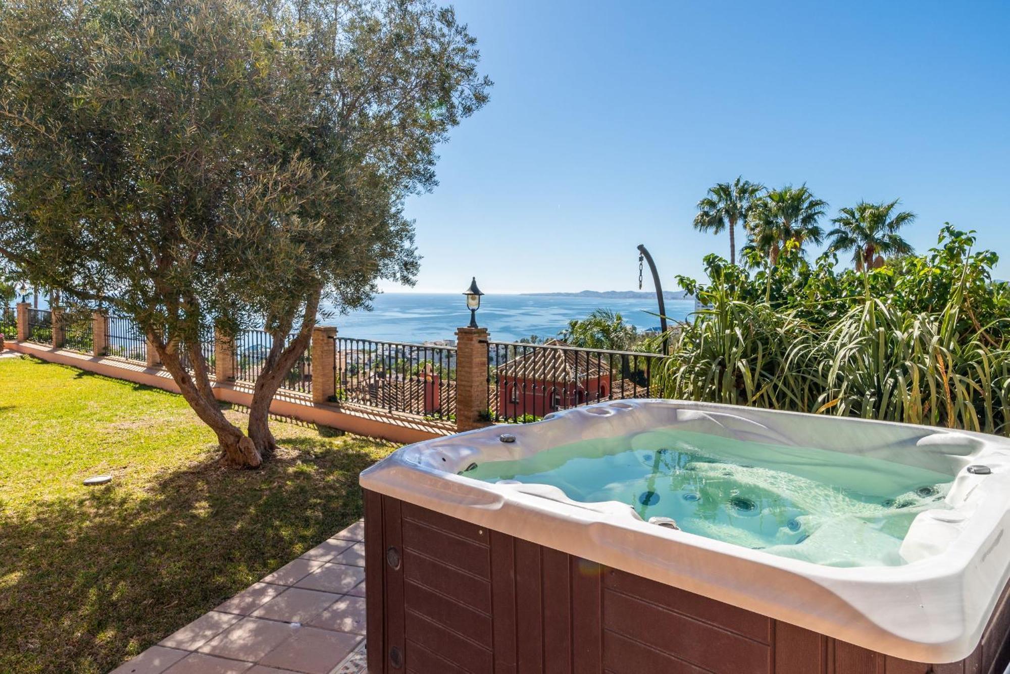 Beachside Villa With Panoramic Sea Views Benalmádena Exteriör bild