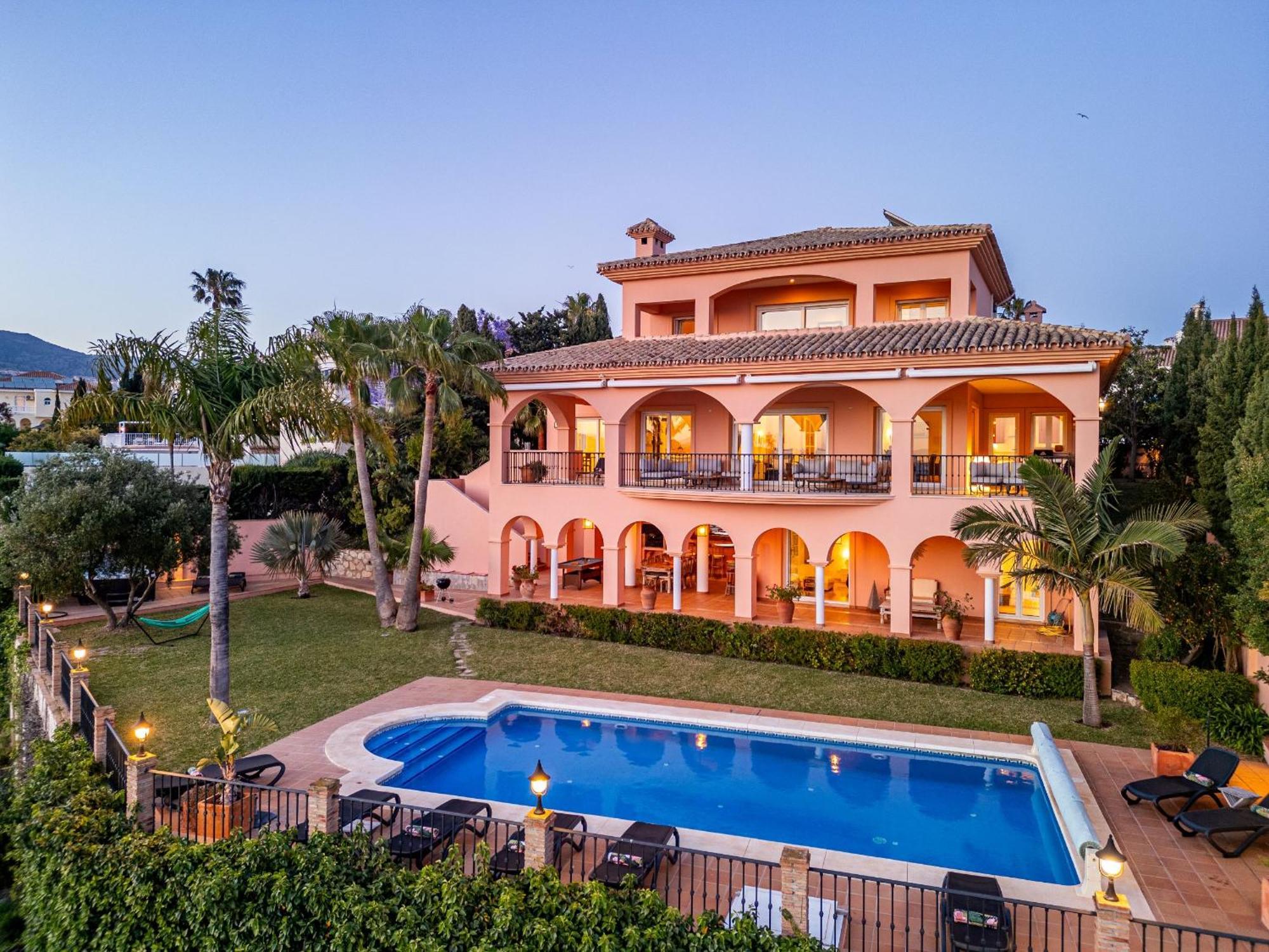 Beachside Villa With Panoramic Sea Views Benalmádena Exteriör bild
